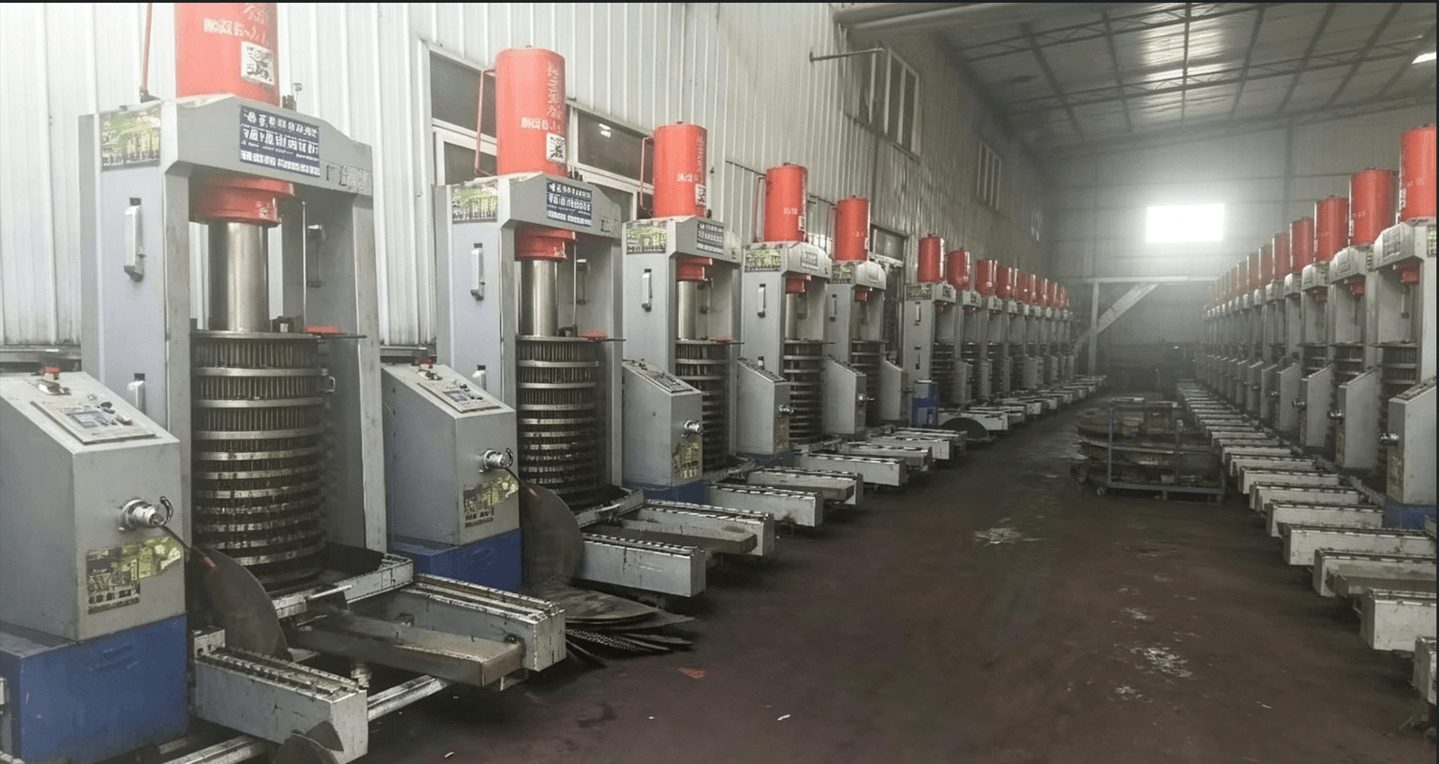 Wide customer production area with multiple hydraulic presses