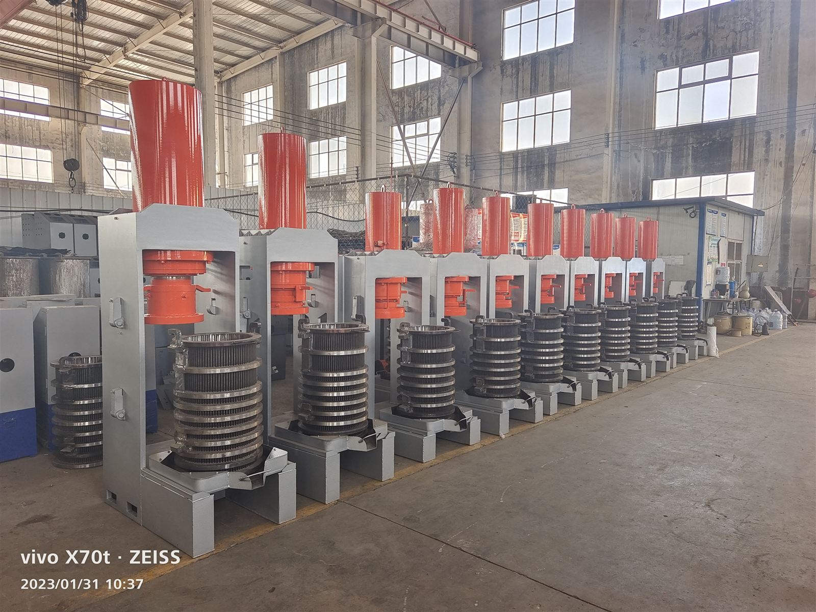Ultra-high-pressure 426 and 500 model presses with red cylinders