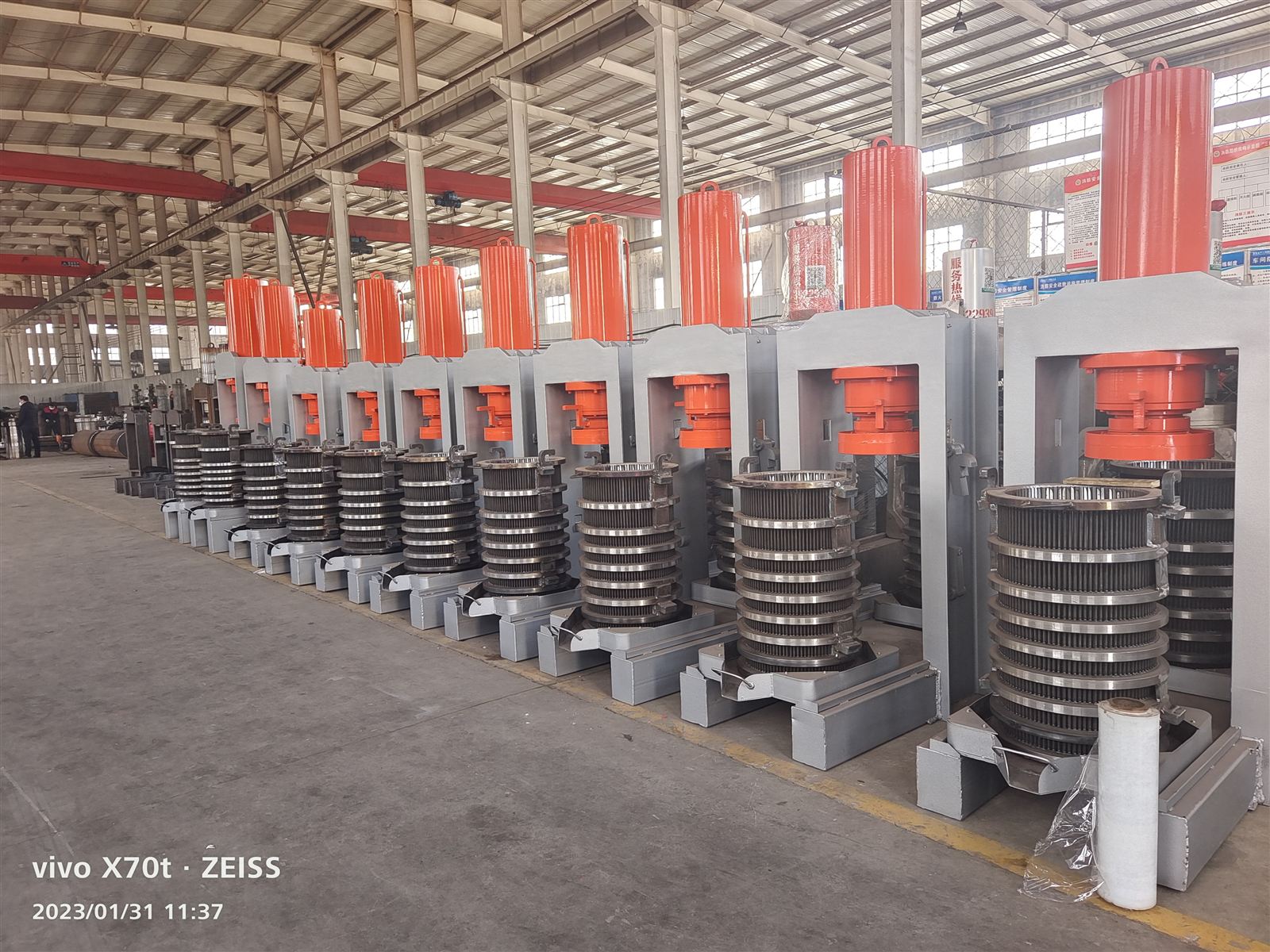 Assembly hall with a long row of hydraulic presses