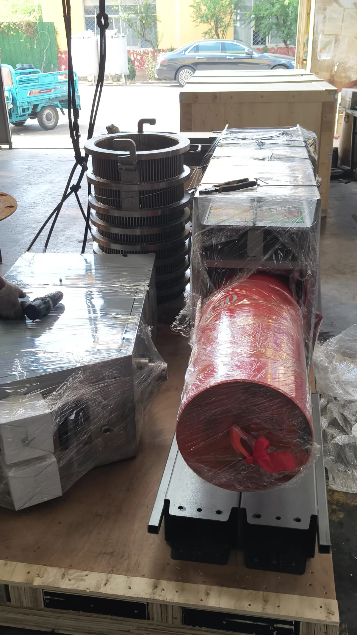 Haonuo 325 hydraulic oil press in wooden crates prepared for sea shipment to Malaysia