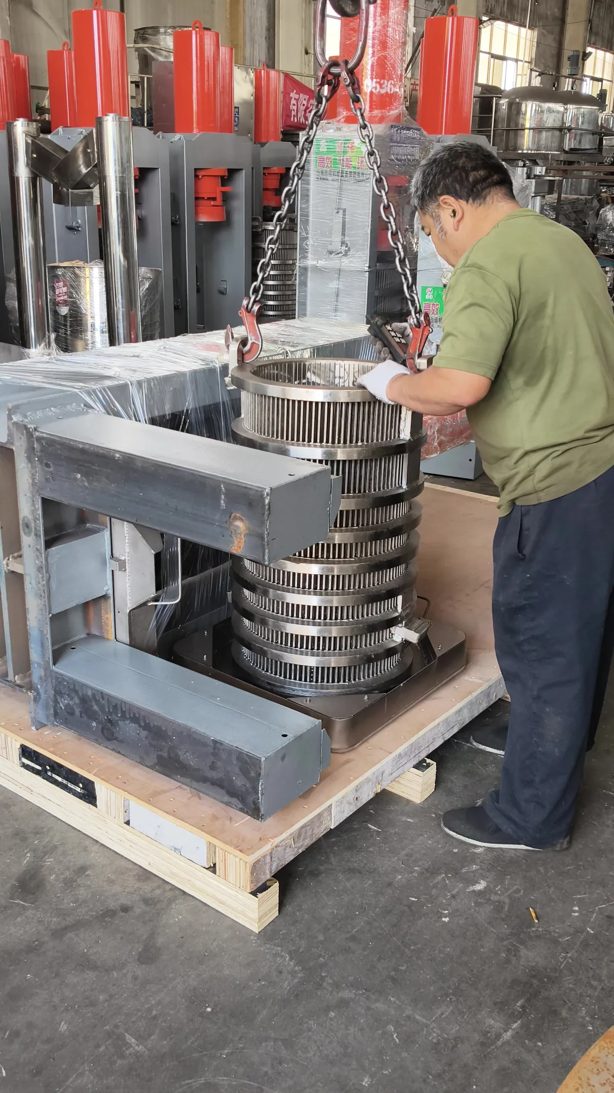 Malaysia-bound Haonuo 325 hydraulic press — close-up of the barrel and frame before packaging