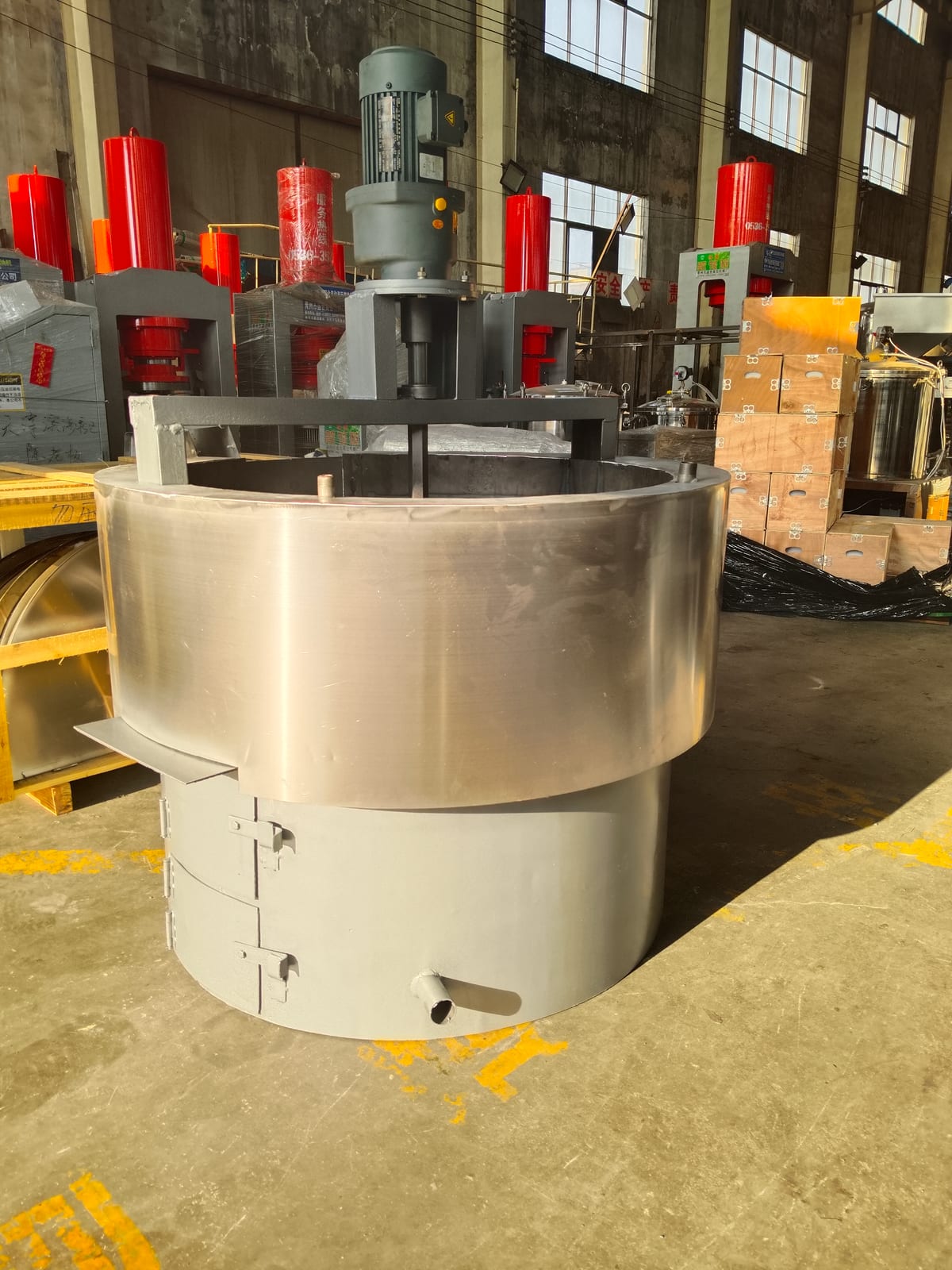 Wood/Coal-Fired Thermal Oil Flat-Bottom Wok - Off-grid thermal-oil wok heated by wood, coal or biomass — only 1.1 kW electrical for stirring